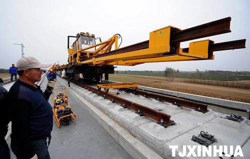 京滬高鐵鋪軌工作全面快速推進