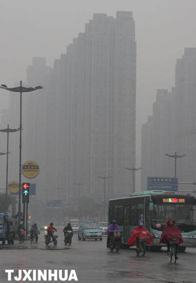 天津今日上午下起雨和霧