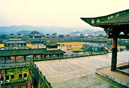 盤點中國門票最貴的?幻谷、屏巖洞府、大智禪寺、明清民居博覽城等13個跨越幾千年歷史時空，匯聚南北地域特色的影視拍攝基地和兩座超大型的現(xiàn)代化攝影棚。已成為目前亞洲規(guī)模最大的影視拍攝基地，被美國《好萊塢》雜志稱為“中國好萊塢”。</p>

<p>聯(lián)票：255元/人 夢幻谷：160元/人</p>

<p>聯(lián)票加夢幻谷：正常價 360元/人 冬季價 305元/人</p>

<p>統(tǒng)票：正常價 420/人 冬季價 360元/人</p>

<p align=