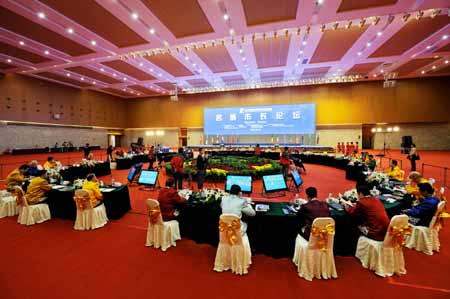 名城會舉辦市長論壇 中外40余市長簽“南京宣言”