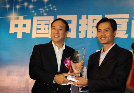 中國日報愛心助學(xué)攜手鴻星爾克向大學(xué)生贈報