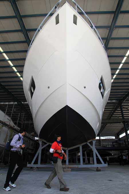 亞洲主流媒體代表團(tuán)參觀珠海太陽(yáng)鳥(niǎo)游艇制造廠