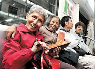 廣佛地鐵昨起接受免費試乘 兩地親戚聚飲早茶