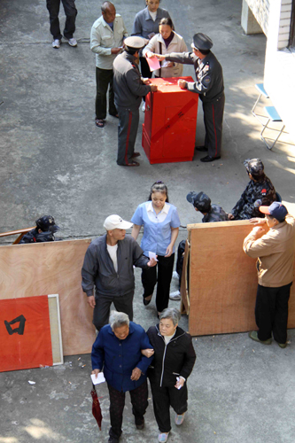 福州東門村部分村民不滿村務(wù)管理聯(lián)名罷免村干部