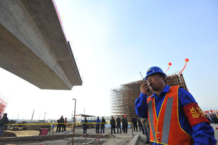 長平高速公路跨線轉體橋成功轉體