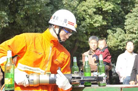 南陽消防絕活進社區(多圖)