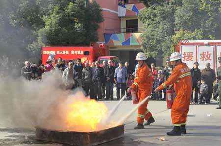 南陽消防絕活進社區(多圖)