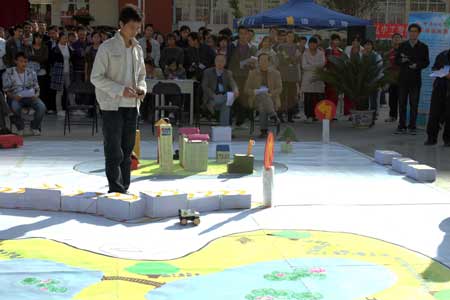 學(xué)生自制賽車秀風(fēng)采 曾造百萬身價機器人