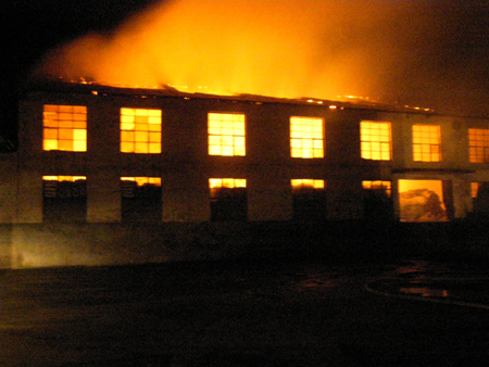 洛陽市宜陽一化肥廠凌晨突發大火 消防官兵緊急撲救