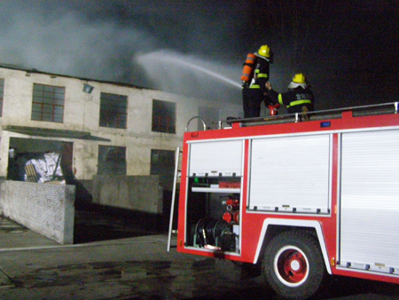 洛陽市宜陽一化肥廠凌晨突發大火 消防官兵緊急撲救