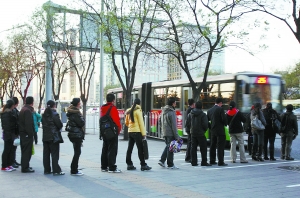 乘客文明排隊候車