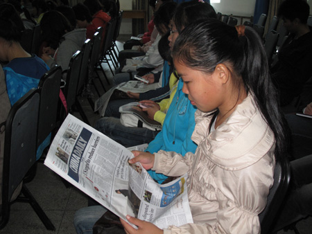 武漢福彩向師范大學(xué)生贈(zèng)閱《中國(guó)日?qǐng)?bào)》