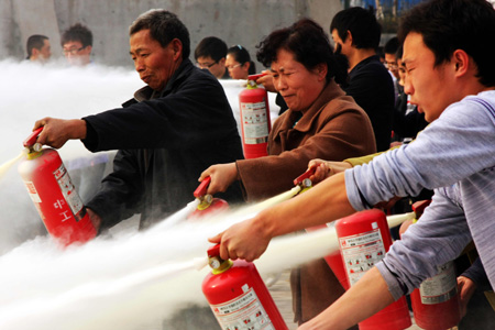 消防演練走進校園 中原工學院學生體驗避險自救