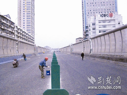 珞獅北路高架預定周六通車 5秒縱向穿越街道口