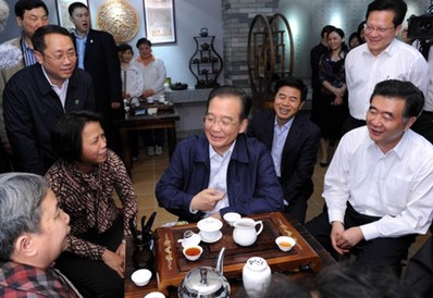 溫家寶赴廣州珠?？疾炝私饨?jīng)濟(jì)社會發(fā)展情況