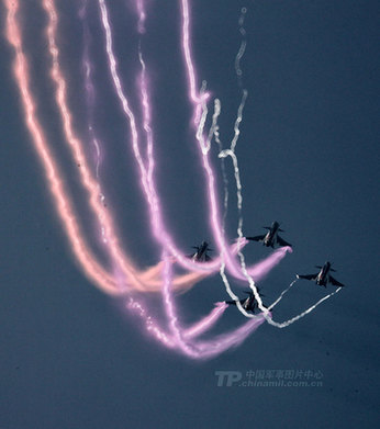 珠海航展精彩瞬間：殲10戰機上演“空中芭蕾”