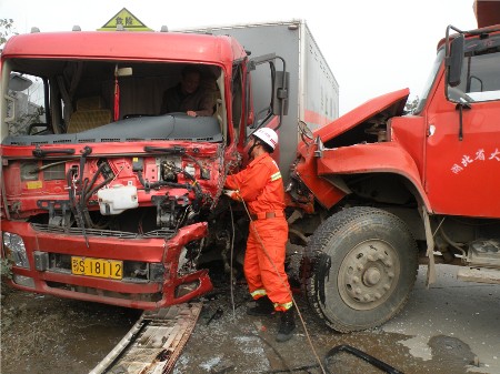 湖北大冶三車相撞 運載12噸炸藥貨車發(fā)生車禍