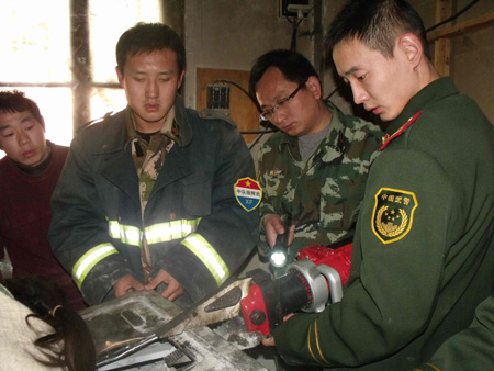 聾啞女子手臂誤進攪面機 焦作消防爭分奪秒解危難