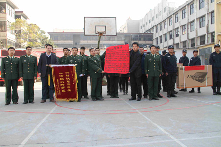 許昌消防官兵驍勇戰火魔 企業員工送錦旗表謝意