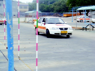 駕照直考遇尷尬:通過率極低 紅頭文件被掀翻