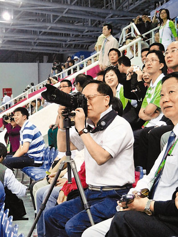 港特首曾蔭權化身攝影“發燒友”狂拍亞運(圖)