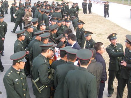 眾企業(yè)組團(tuán)赴駐商某部隊“納賢”