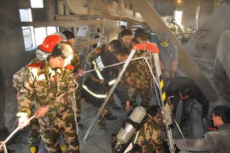 水泥工人不慎滑入水泥儲存塔 宜陽消防緊急救援