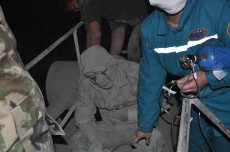 水泥工人不慎滑入水泥儲存塔 宜陽消防緊急救援