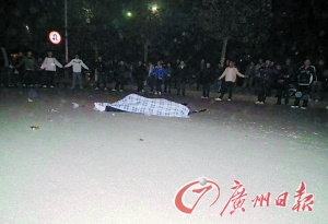 大學生被撞死司機逃逸數(shù)百名學生排