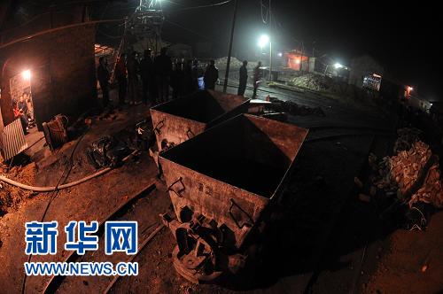 湖南湘潭通宵組織強(qiáng)排水 救援煤礦透水事故被困礦工