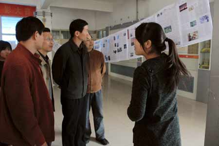 中原工學(xué)院大學(xué)生成“主編” 設(shè)計(jì)報(bào)紙辦展覽