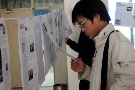 中原工學(xué)院大學(xué)生成“主編” 設(shè)計(jì)報(bào)紙辦展覽