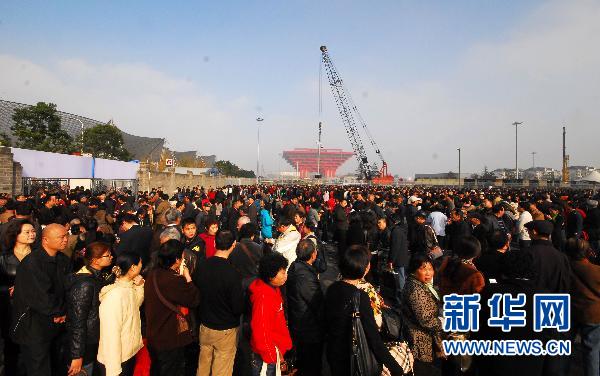 世博會中國館續(xù)展首日場面火爆