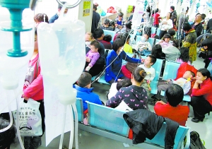 醫(yī)院感冒患者增多 兒童醫(yī)院高峰時增派醫(yī)生