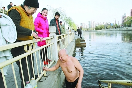 頂風冬泳（圖）