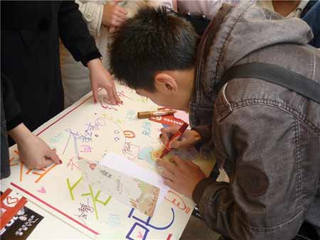 河南大學(xué)舉行義賣畫作活動(dòng)迎接國際志愿者日