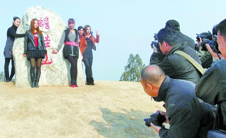 5名女模許慎墓內拍照遇阻 限制衣著后被放行(圖)