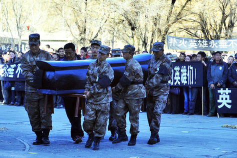 四川甘孜上萬市民送別救火犧牲者(圖)