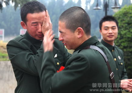 老兵揮淚別戰(zhàn)友