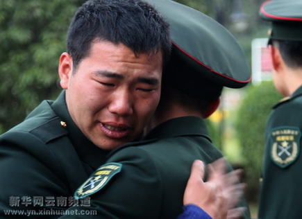 老兵揮淚別戰(zhàn)友