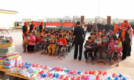 南陽臥龍供電青年志愿者走進移民小學獻愛心