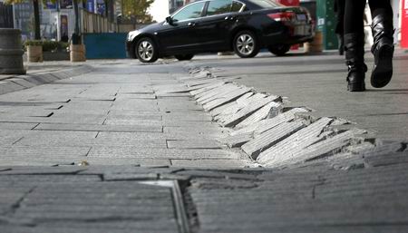 成都春熙路現50米長塌陷區　周圍拉起警戒線