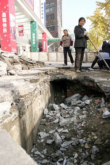 成都春熙路現50米長塌陷區　周圍拉起警戒線