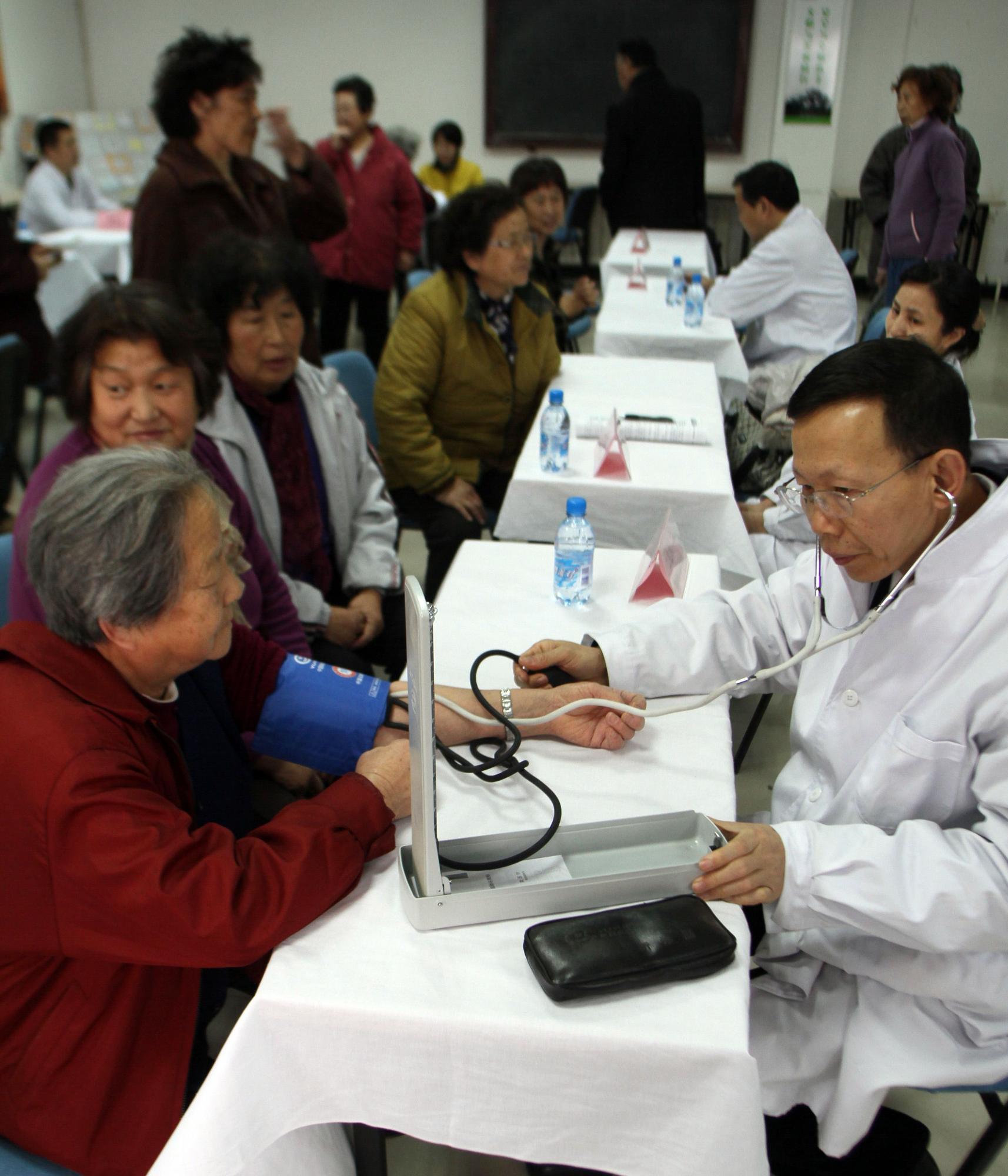 大連百名醫療專家義診進社區