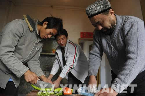 網絡紅人阿里木:30多萬串羊肉串串起的“慈善家”