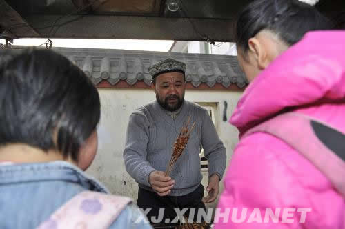 網絡紅人阿里木：30多萬串羊肉串串起的“慈善家”