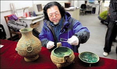 陜西秦墓出土骨頭湯 銅鼎密封嚴未揮發已存2400年(圖)