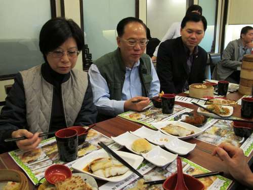 香港特首曾蔭權新浪開微博展示親民(圖)