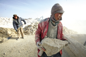 智障者被乞丐收養(yǎng)所賣(mài)為“包身工” 與狗同食一鍋面