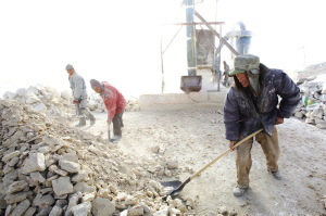 智障者被乞丐收養(yǎng)所賣(mài)為“包身工” 與狗同食一鍋面